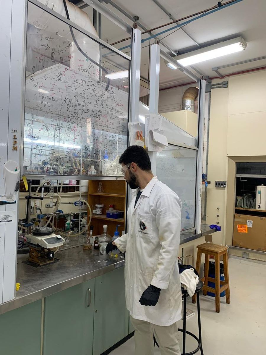 Luiz Paulo Melchior working at UNICAMP laboratory